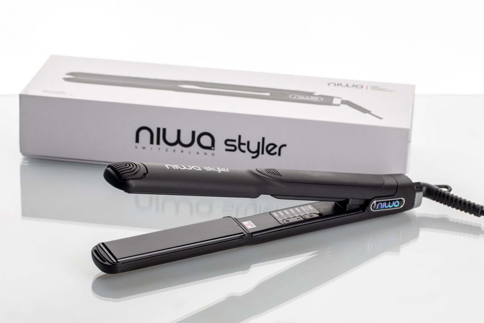 Auf keune.ch ist jetzt der NIWA Styler Black erhältlich, ein professionelles Stylingtool mit schweizer Qualität. Dank modernster Nano-Keramik-Technologie erzielen Sie glattes und frizzfreies Haar.